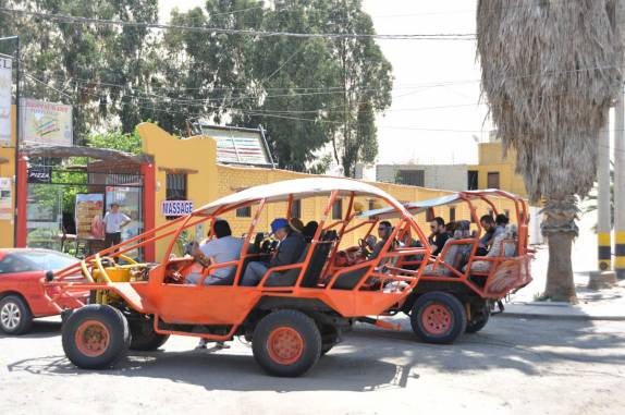 Veículos para transporte de turistas nas dunas de Huacachina, no Peru